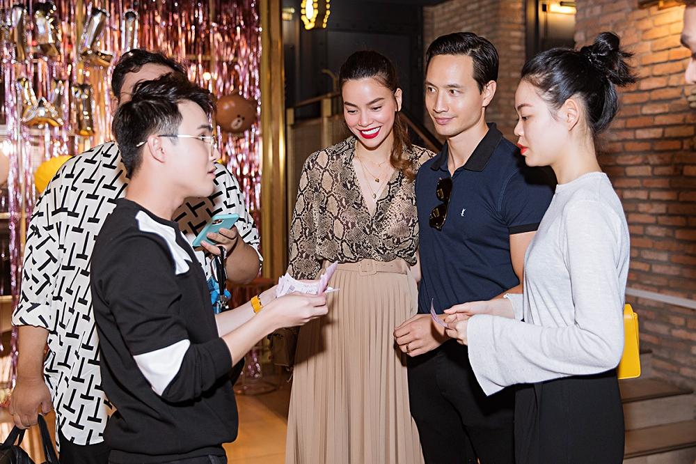 Hồ Ngọc Hà và Kim Lý tay trong tay đi xem phim lúc nửa đêm-3