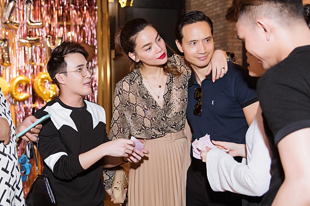 Hồ Ngọc Hà và Kim Lý tay trong tay đi xem phim lúc nửa đêm-2