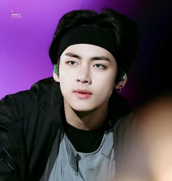 V (BTS): Tên thật của thành viên nhóm nhạc BTS - V là Kim Taehyung. Anh chàng từng đứng đầu trong bảng xếp hạng 'Top 100 nam thần đẹp trai nhất thế giới' do tạp chí Candler công bố. V từng chia sẻ: "Em được gợi ý cho 3 nghệ danh là Six, Lex và V nhưng các thành viên và PD đều nói rằng V hợp với em nhất và em chọn V vì nó là chữ cái đầu trong từ "Victory" (chiến thắng)".