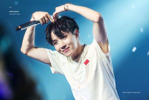 J-hope (BTS): J-hope từng tự nhận nghệ danh của mình có ý nghĩa sâu sắc nhất nhóm. Anh giải thích: "Mọi người đã biết trong chiếc hộp Pandora sau khi mọi thứ khác đều rời bỏ, điều duy nhất còn lại là hy vọng đúng không? Em đặt từ "hope" vào nghệ danh để trở thành hy vọng tồn tại trong nhóm". Còn chữ J là chữ cái đầu tiên trong họ của anh chàng - Jung Hoseok.
