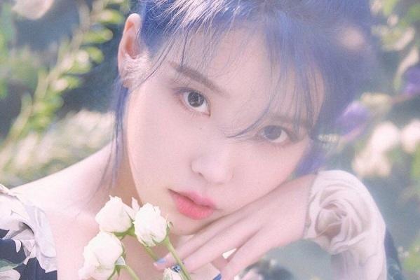 IU: IU cho rằng cái tên Lee JiEun của cô quá phổ biến, đại trà nên đã quyết định đặt nghệ danh đặt biệt, mang thông điệp gắn kết nữ idol và người hâm mộ hơn. Do đó, cô ghép hai từ I và You với ý nghĩa là "Bạn và tôi có thể trở thành một thông qua âm nhạc".