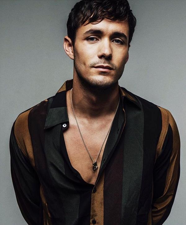 Vai diễn này dự định giao cho Harry Styles nhưng nam ca sĩ từ chối. Hauer-King tham gia casting khi bộ phim tìm kiếm gương mặt mới hồi tháng 9, vượt qua nam diễn Cameron Cuffe để trở thành hoàng tử mới của Disney.