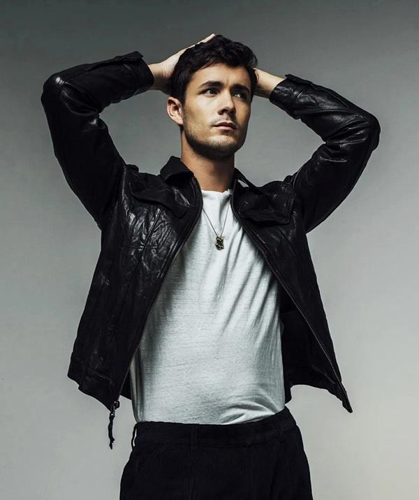 Hauer-King sinh năm 1995 tại London, mang hai dòng máu Anh và Mỹ. Anh bắt đầu sự nghiệp diễn xuất với vai diễn trong vở kịch Punk Rock của Simon Stephen tại nhà hát Lyric Belfast.