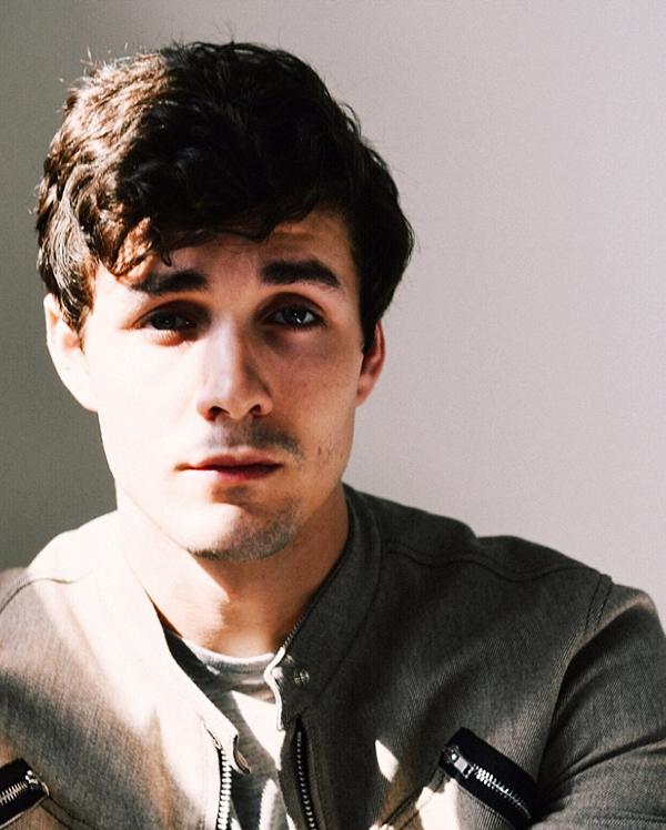 Sau đó, anh thi đỗ đại học Cambridge và tốt nghiệp với tấm bằng hạng nhất (First Class), chuyên ngành Thần học và Tôn giáo. Trong thời gian theo học, Hauer-King tham gia diễn xuất và được một công ty ký hợp đồng diễn xuất tại Edinburgh Fringe.