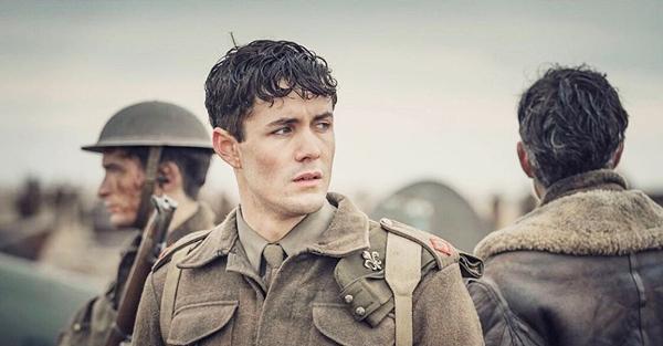 Đối với khán giả, Jonah Hauer-King là một gương mặt khá mới. Anh chỉ mới bắt đầu xuất hiện trên màn ảnh năm 2017 với vai diễn đầu tay là chàng Laurie mơ mộng trong phim Little Woman của BBC.