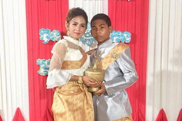 Nhà gái bày 100 chén rượu thử thách, các bà chị của chú rể ra tay uống đỡ làm ai nhìn cũng muốn ngất-3