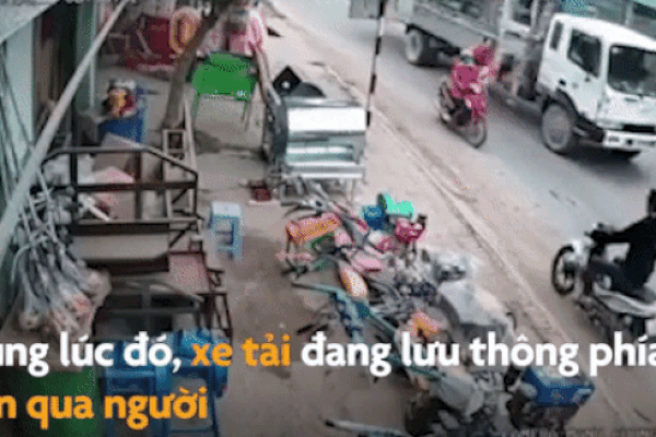 Clip: Chỉ vì phanh gấp khi tránh xe máy, người đi xe đạp bị xe tải cán tử vong