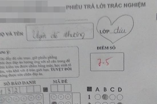 Dám 'thả thính' thầy giáo trong bài kiểm tra để gây ấn tượng, nữ sinh bị trừ luôn 5 điểm