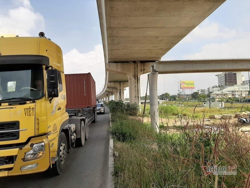 Vì sao xe container cao 4,2m kéo sập dầm cầu bộ hành cao 4,3m-3