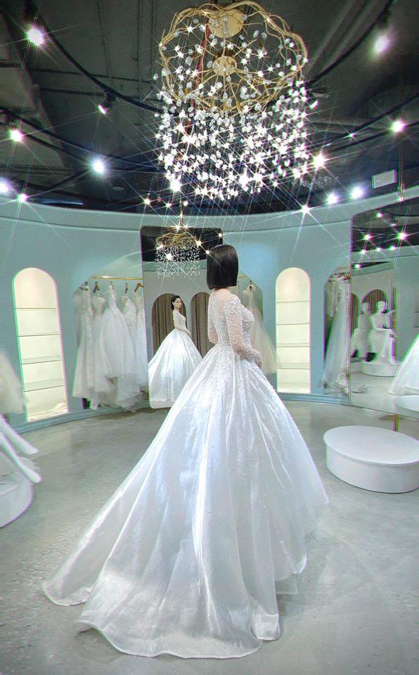 Chả đợi đến 10 năm, Tâm Tít khoe luôn mặc váy cưới lần 2 làm ai cũng hóng chú rể lộ diện-4