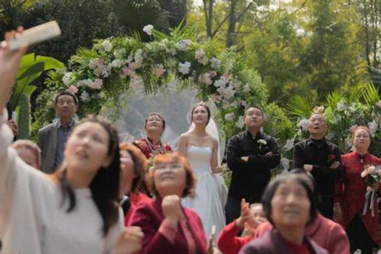 Đám cưới hoành tráng, chú rể thuê cả máy bay rải phong bì lì xì cho khách mời