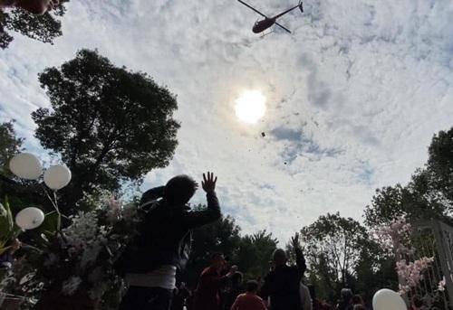 Đám cưới hoành tráng, chú rể thuê cả máy bay rải phong bì lì xì cho khách mời-1