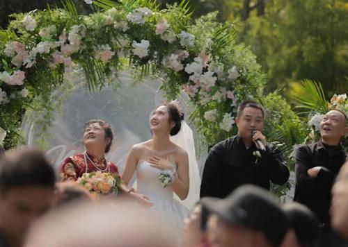 Đám cưới hoành tráng, chú rể thuê cả máy bay rải phong bì lì xì cho khách mời-2