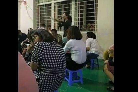 Cô giáo phát biểu kỳ thị cha mẹ đơn thân: 'Tôi không ác ý!'