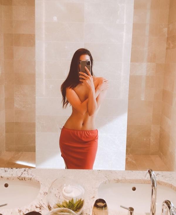 Trong khi đó, Phạm Hương cũng không hề kém cạnh khi đăng tải ảnh bán nude khoe vòng 2 thon gọn.