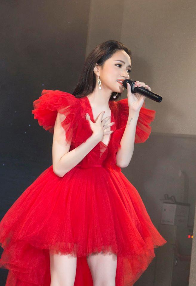 Một chiếc váy có tới chục lần đụng hàng từ Á đến Âu: Người mặc đẹp nhất không ai qua nổi Hương Giang-5