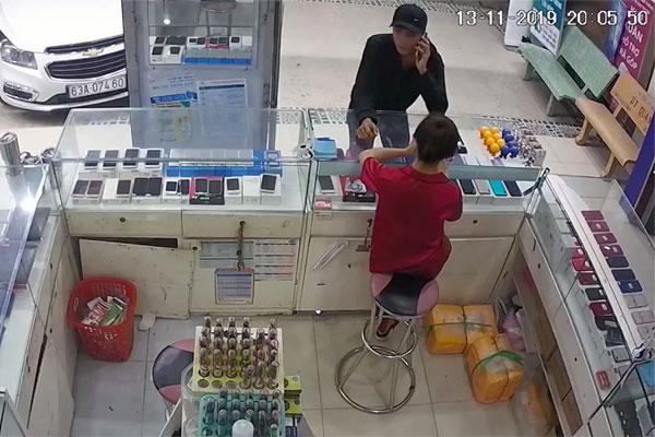 Clip: Thanh niên đi ô tô 4 chỗ vờ hỏi mua hàng rồi cướp 3 chiếc iPhone 7Plus-1