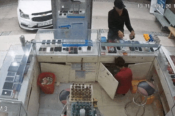 Clip: Thanh niên đi ô tô 4 chỗ vờ hỏi mua hàng rồi cướp 3 chiếc iPhone 7Plus-2