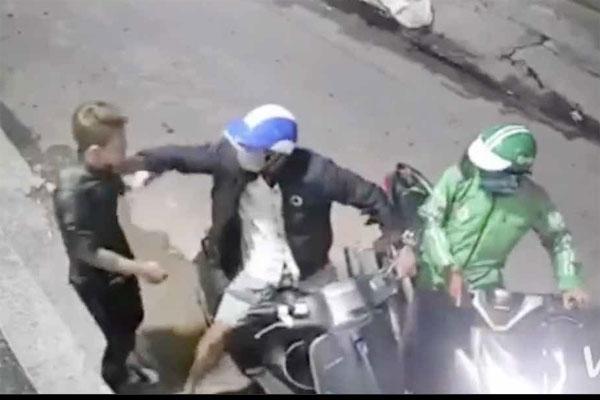 Clip: 2 tên cướp táo tợn xịt hơi cay, kề dao vào cổ cướp điện thoại và xe máy của thanh niên ở Sài Gòn-2