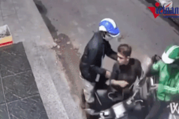 Clip: Chết cười nhìn người đàn ông đi xe máy bị chó đuổi tông trực diện vào đầu ô tô, thủ phạm dửng dưng quay đầu bỏ đi-2