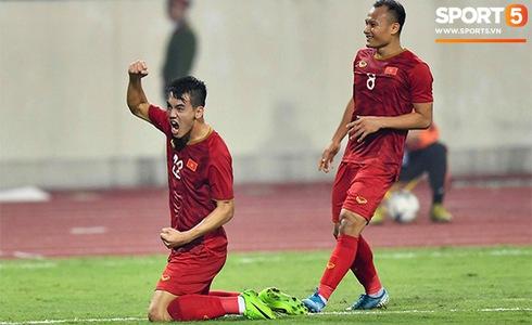 Sút hụt lần 1 khi bị phạm lỗi, Tiến Linh làm triệu trái tim Việt nghẹt thở khi chọc thủng lưới UAE-2