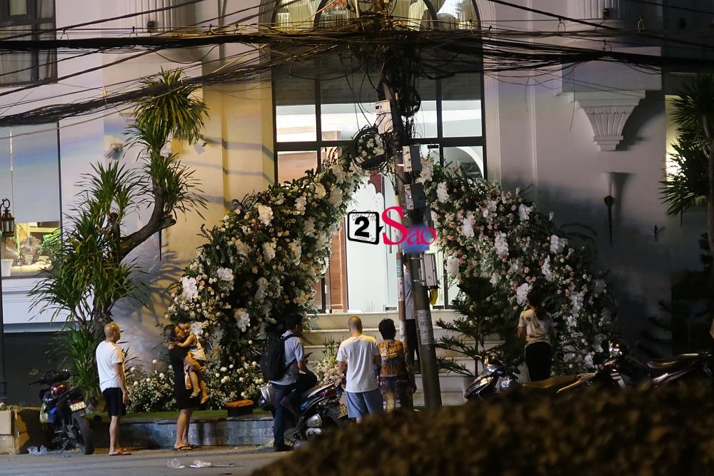 HOT: Bố mẹ Bảo Thy tận tay trang trí biệt thự, nhà thờ cho con gái rượu trước lễ thành hôn-2