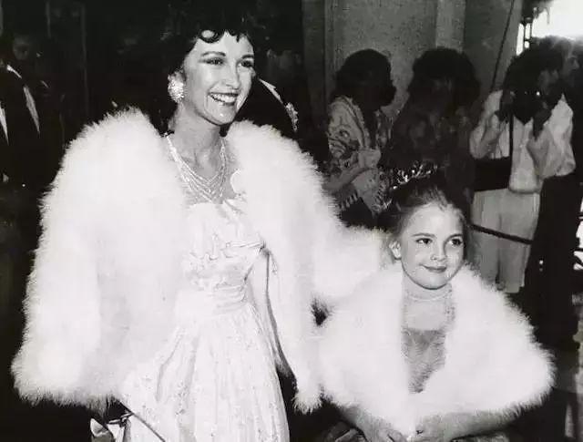 Drew Barrymore - thiên thần sexy đi lên từ rượu và ma túy-2