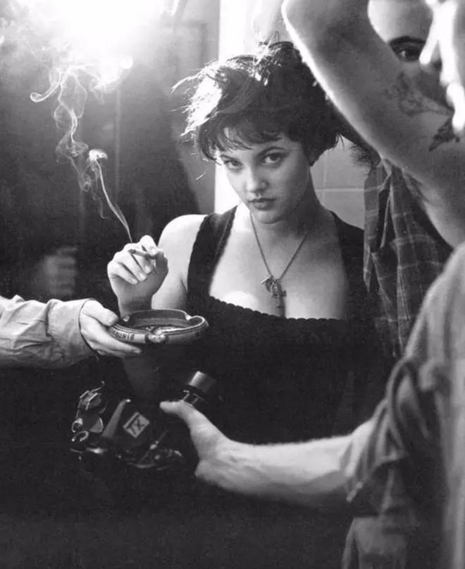 Drew Barrymore - thiên thần sexy đi lên từ rượu và ma túy-3