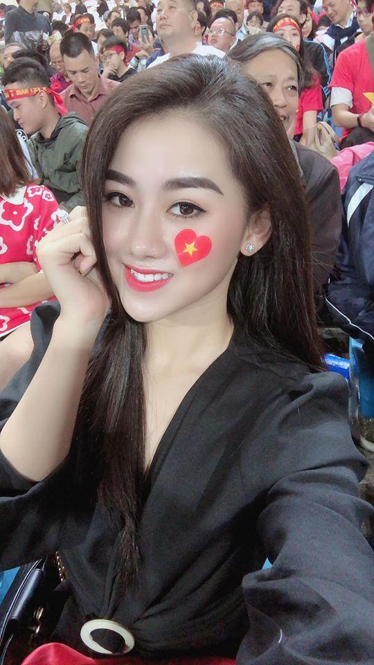 Nữ cổ động viên gây chú ý trên khán đài trận Việt Nam - UAE-2