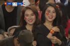 Nữ cổ động viên gây chú ý trên khán đài trận Việt Nam - UAE