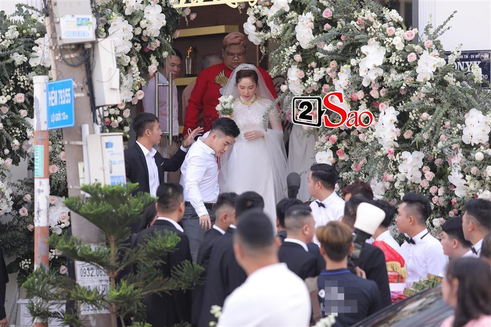 Điểm lạ trong lễ cưới Bảo Thy: Cô dâu chú rể không chung bước, liên tục người đi trước - kẻ bước sau-13