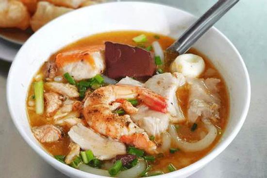 Bánh canh cua TP.HCM chinh phục khách Tây lần đầu nếm thử