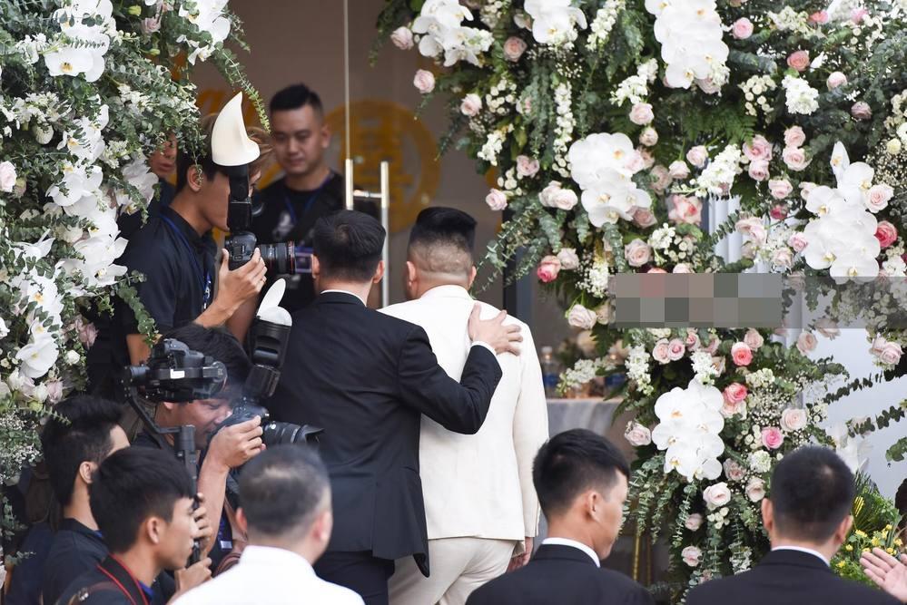 Bảo Thy chọn áo dài trắng phối ren, chú rể hack tuổi bằng kiểu tóc undercut trong lễ cưới tại nhà thờ-7