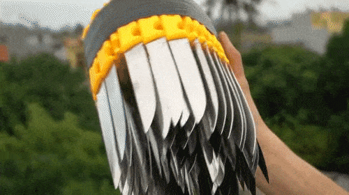 Vlogger đình đám giới trẻ Việt làm người xem tranh cãi khi thực hiện thử thách thả 100 con dao từ trên cao xuống đất-2