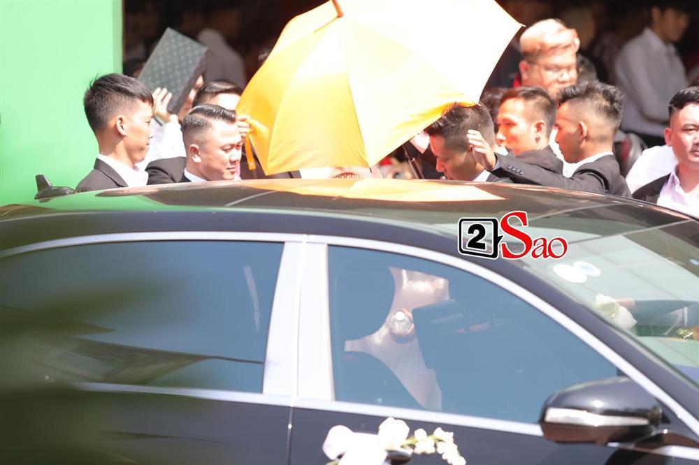 Điểm lạ trong lễ cưới Bảo Thy: Cô dâu chú rể không chung bước, liên tục người đi trước - kẻ bước sau-23