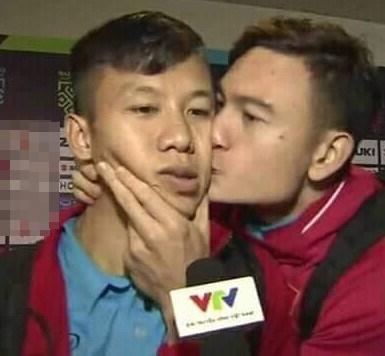 Sau Hải Quế bị sàm sỡ đến lượt Tiến Linh bị 500 anh em cầu thủ hành mà không thể làm gì-3