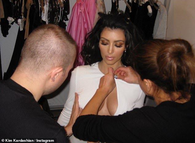 Kim Kardashian mách mẹo phô diễn vòng một khủng khi mặc váy áo hở mà không lo sự cố-2