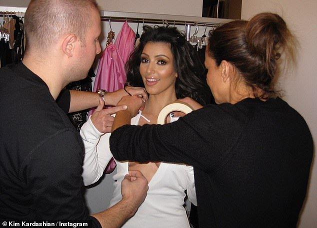 Kim Kardashian mách mẹo phô diễn vòng một khủng khi mặc váy áo hở mà không lo sự cố-3