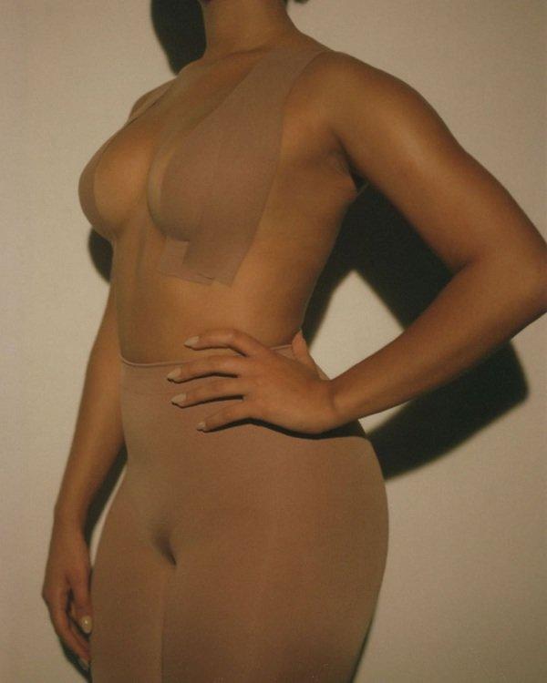 Kim Kardashian mách mẹo phô diễn vòng một khủng khi mặc váy áo hở mà không lo sự cố-5