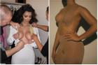 Kim Kardashian mách mẹo phô diễn vòng một 'khủng' khi mặc váy áo hở mà không lo sự cố