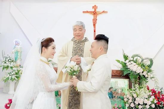 Bảo Thy đăng hình ảnh đầu tiên cũng là cuối cùng về chồng đại gia mới cưới