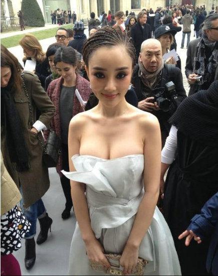 Sau ly hôn, Lý Tiểu Lộ đổi gu thời trang từ sexy sang trẻ trung như gái đôi mươi-7