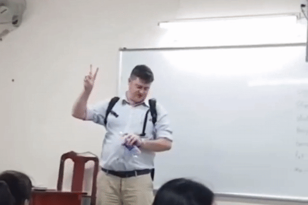 Thầy giáo bá đạo được lùng sục khắp cõi mạng: Vừa dạy học vừa đếm ngược thời gian để chờ giờ về