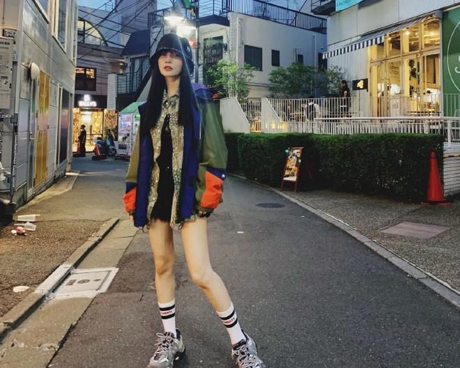 Sau ly hôn, Lý Tiểu Lộ đổi gu thời trang từ sexy sang trẻ trung như gái đôi mươi-1