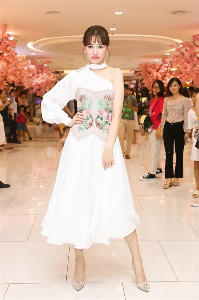 Midu xinh như mộng với đầm trắng - Hà Tăng diện cả cây đen kín bưng vẫn chiếm spotlight-4