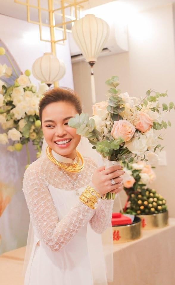 Mỹ nhân Việt lấy chồng vàng trĩu cổ kim cương nặng tay, xịn xò nhất vẫn không ai qua nổi Đông Nhi-5
