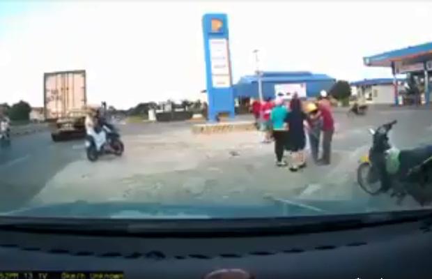 Clip: Bố chở con đi xe máy va vào ô tô làm cháu bé ngã lộn ngửa, bố mất lái lao vào cột bê tông-2