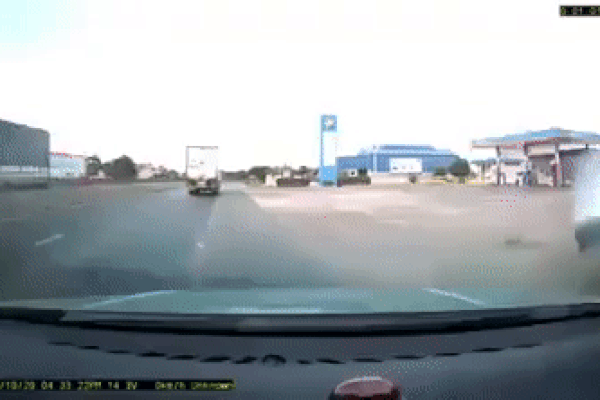 Clip: Bố chở con đi xe máy va vào ô tô làm cháu bé ngã lộn ngửa, bố mất lái lao vào cột bê tông