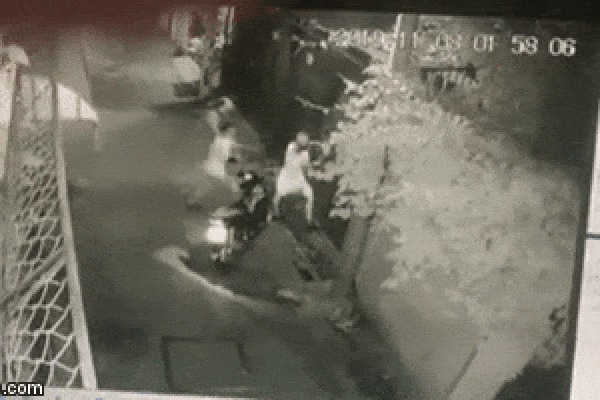 Clip: Cô gái bị thanh niên đi đường ôm ấp, đè ra sàm sỡ ngay trước cửa nhà mình-1