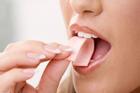 Nuốt kẹo cao su có bị dính ruột?